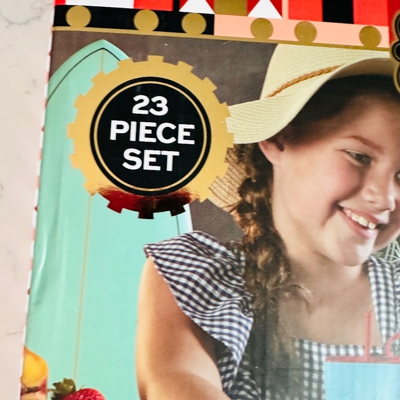 F.A.O. Schwarz Popsicle Making Station 23 Piece Set  Kit with 3 Popsicle Bar - Picture 2 of 6